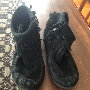 Girls size 13 Minnetonka black boots